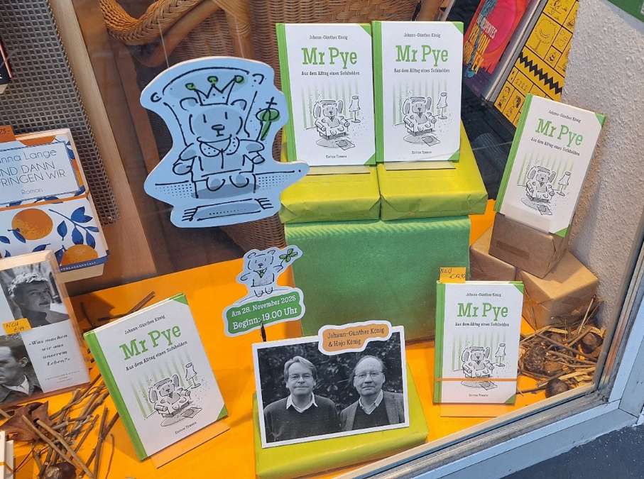 Mr Pye im Schaufenster eines Buchladens